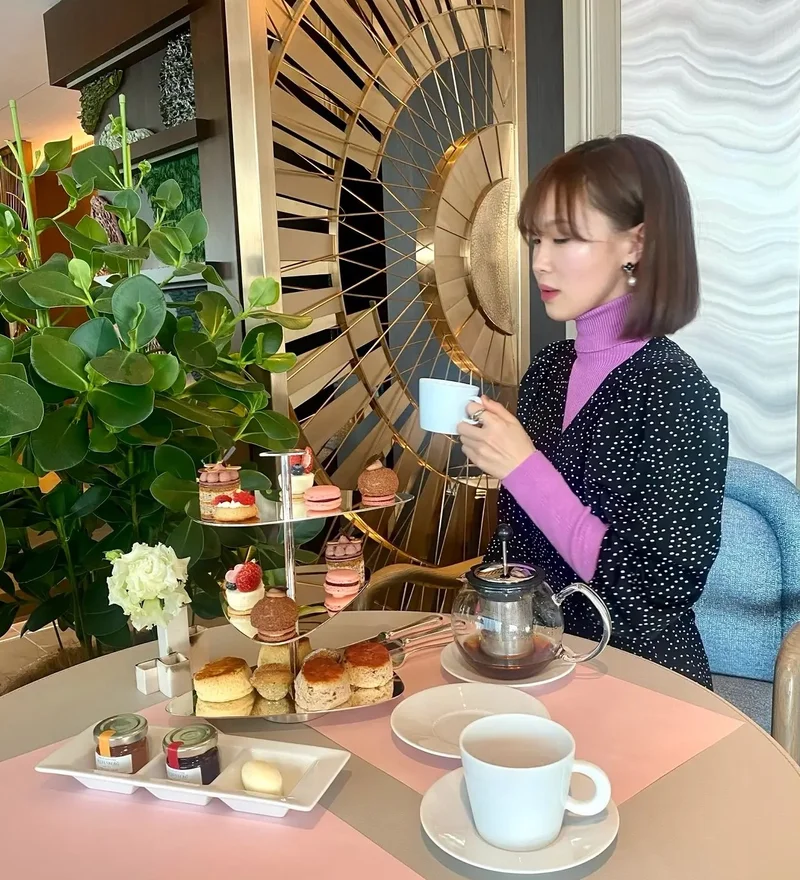フォーシーズンズホテル丸の内 東京、メゾン マルノウチでのベリーチョコパンチアフタヌーンティーを20代女性が楽しんでいる様子