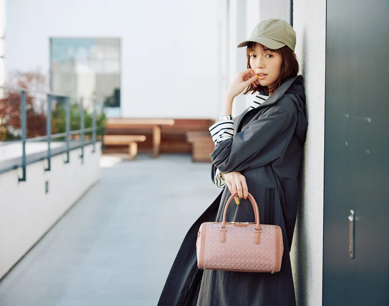 佐藤栞里meets『サマンサタバサ』～ ST ジャガードシリーズのバッグで春のおしゃれをアップデート！ | ファッション（コーディネート・20代） |  MORE