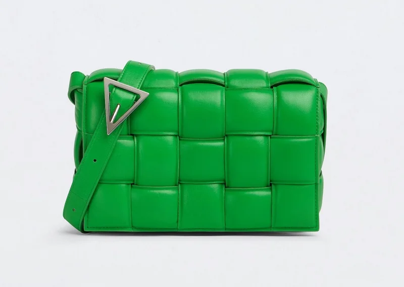 20代で買うべき名品アイテム　ボッテガ・ヴェネタのバッグ「カセット」グリーン
