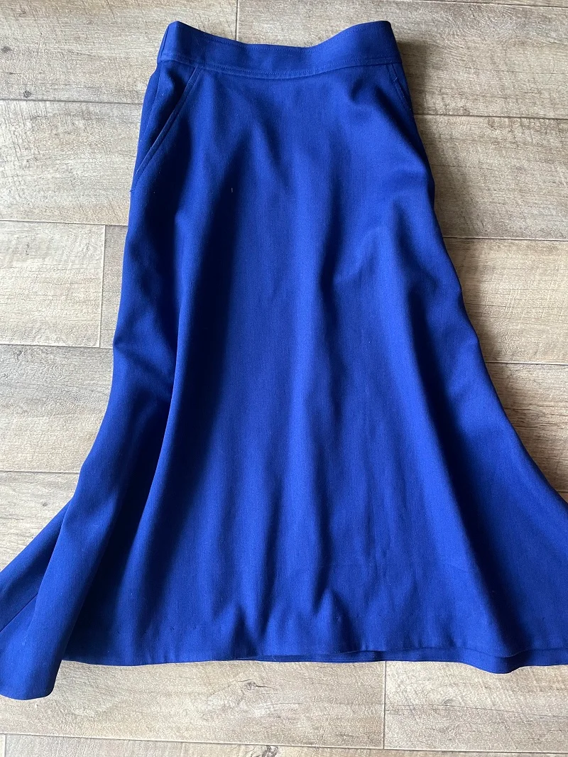 マッチングアプリの正解コーデ、青いスカート