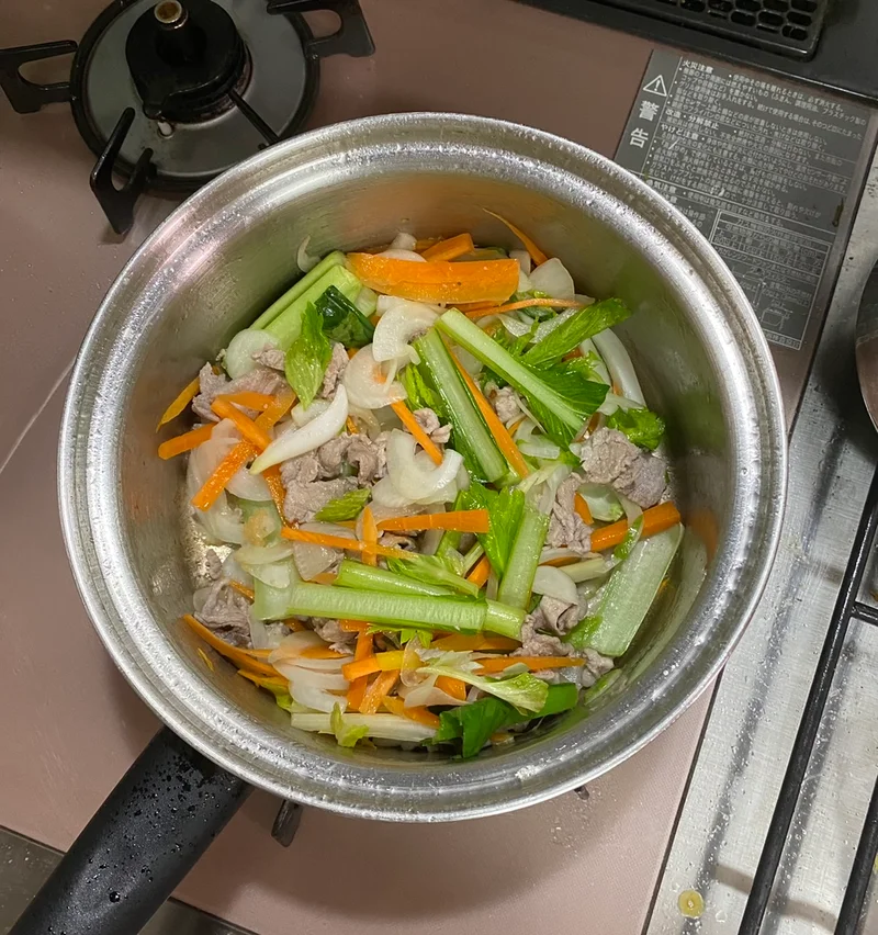 鍋で炒めている野菜