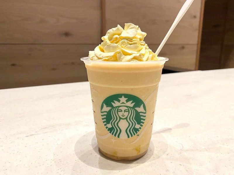 東京の3店舗限定で発売中の「My フルーツ³ フラペチーノ」をオーダーしてできたフラペチーノのひとつ。マンゴー&バナナ