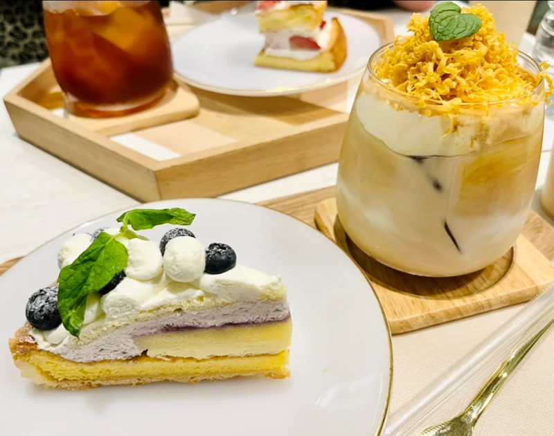 カフェラテとブルーベリーケーキ