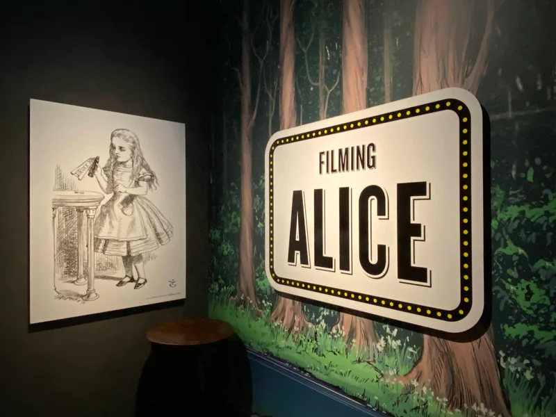 第２章 FILMING ALICEの展示