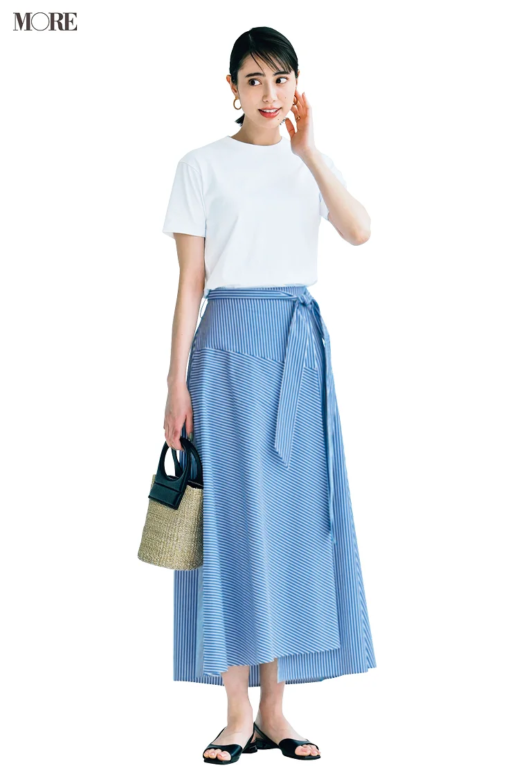 【今日のコーデ】ブルーのストライプ柄スカートに白Tシャツを合わせた土屋巴瑞季