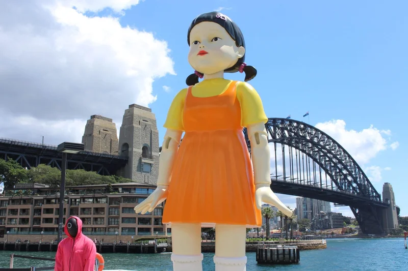 【話題のイカゲーム　ヨンヒ人形も登場】シドニーのサーキュラー・キーをお散歩♪