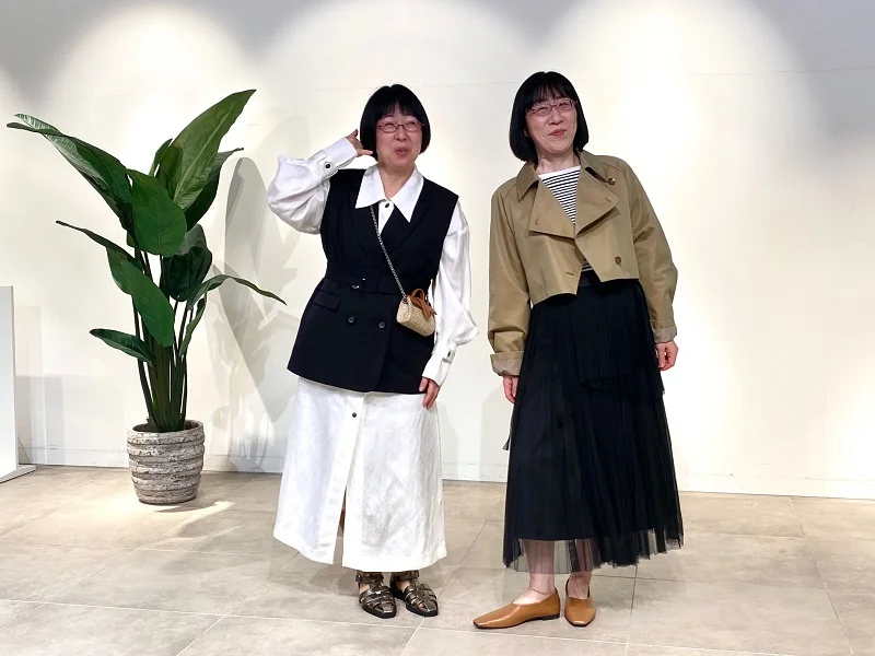 阿佐ヶ谷姉妹がモア流のファッションを着こなしている様子（右）美穂さん（左）江里子さん