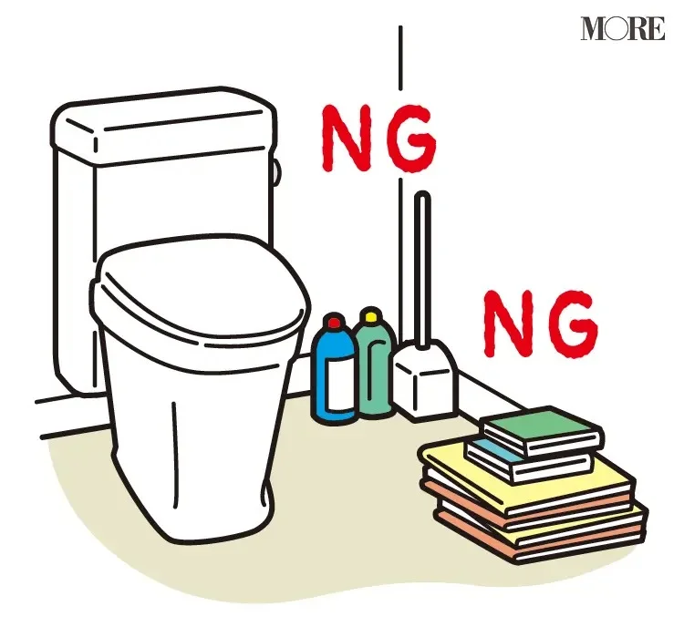 風水の開運掃除法でNGとされる本や掃除用具が置かれたトイレ
