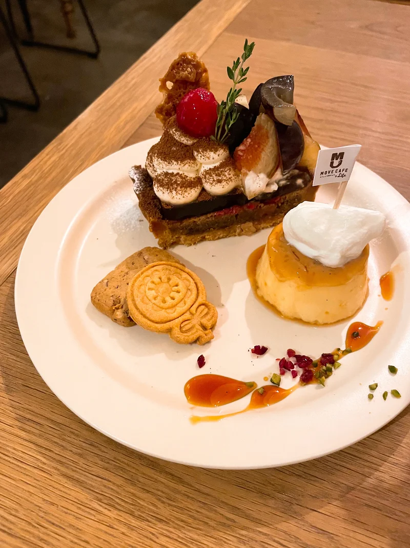新宿の人気カフェ「MOVE CAFE（ムブカフェ）」の「イチジクと巨峰のティラミスタルトのおやつプレート」