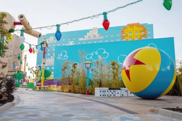 『東京ディズニーリゾート・トイ・ストーリーホテル』（『トイ・ストーリーホテル』）エントランス「スリンキー・ドッグパーク」、入り口のピクサーボール