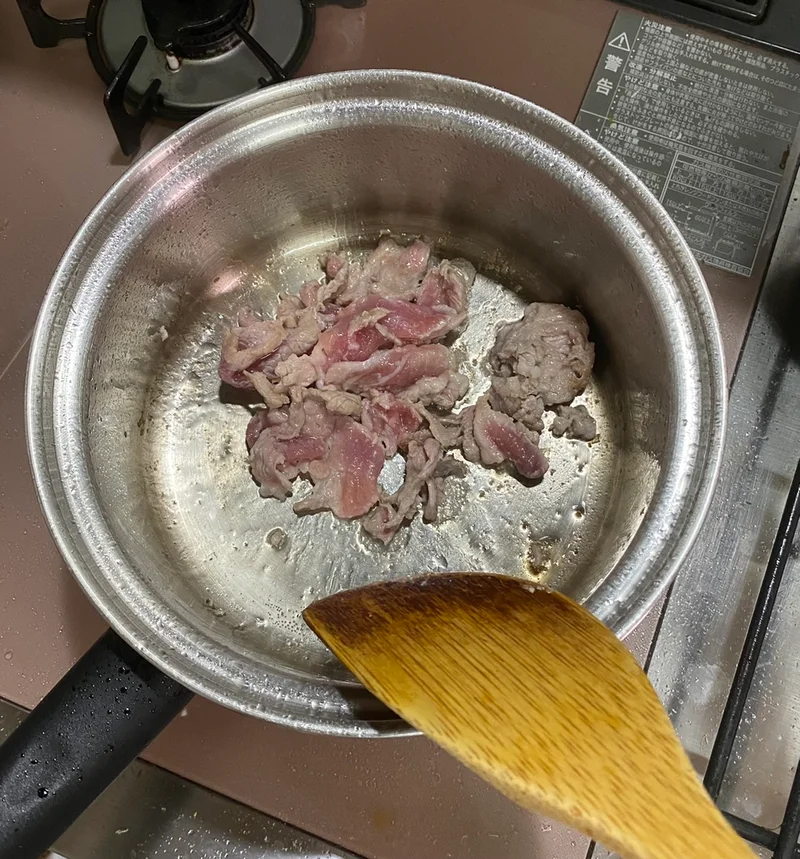 炒めている豚肉