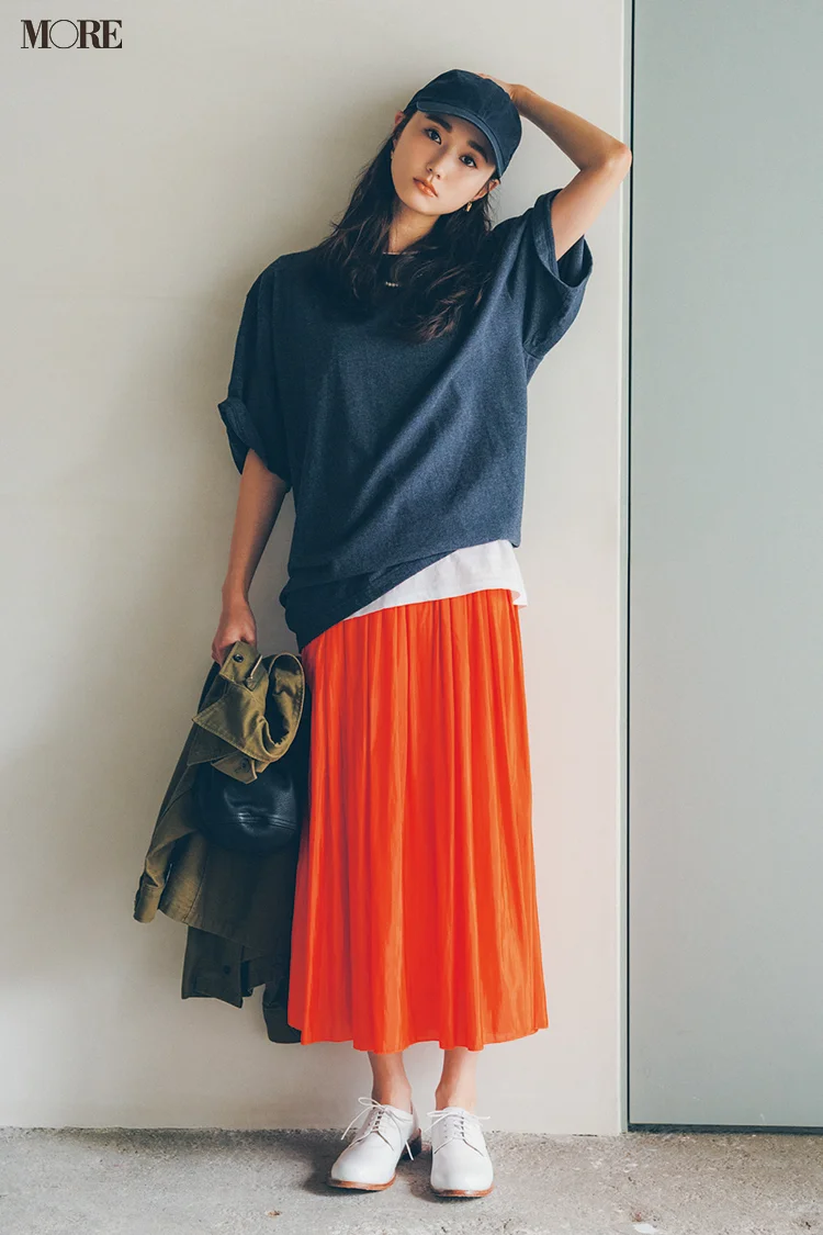 【今日のコーデ】オレンジのプリーツスカートにビッグTを合わせた鈴木友菜