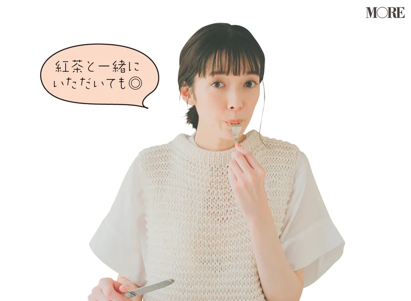 佐藤栞里が徳島県のおすすめお取り寄せグルメ「服部製糖所」のおはぎを食べている様子
