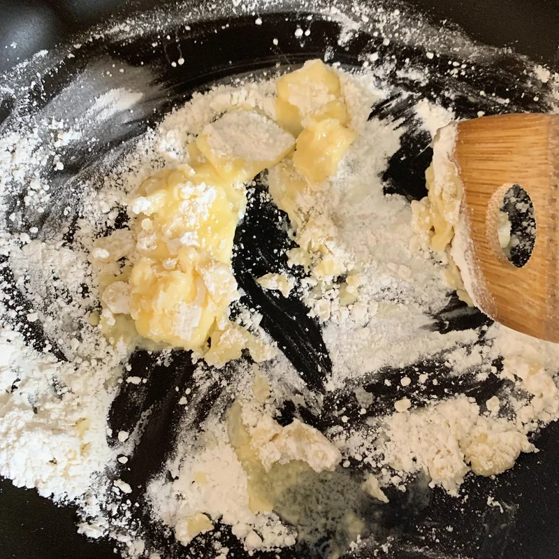 小麦粉とバターを炒めてベシャメルソースを作る
