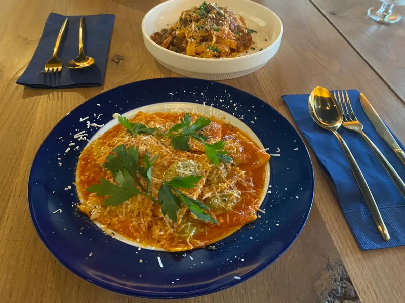 奈良県産ほうれん草と2種のチーズのラヴィオリ・トマトソースのパスタです。