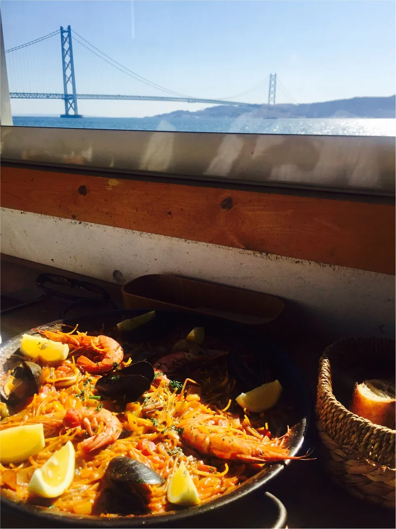 明石海峡大橋を眺めながら食べるパエリアは一段と美味しい♡
