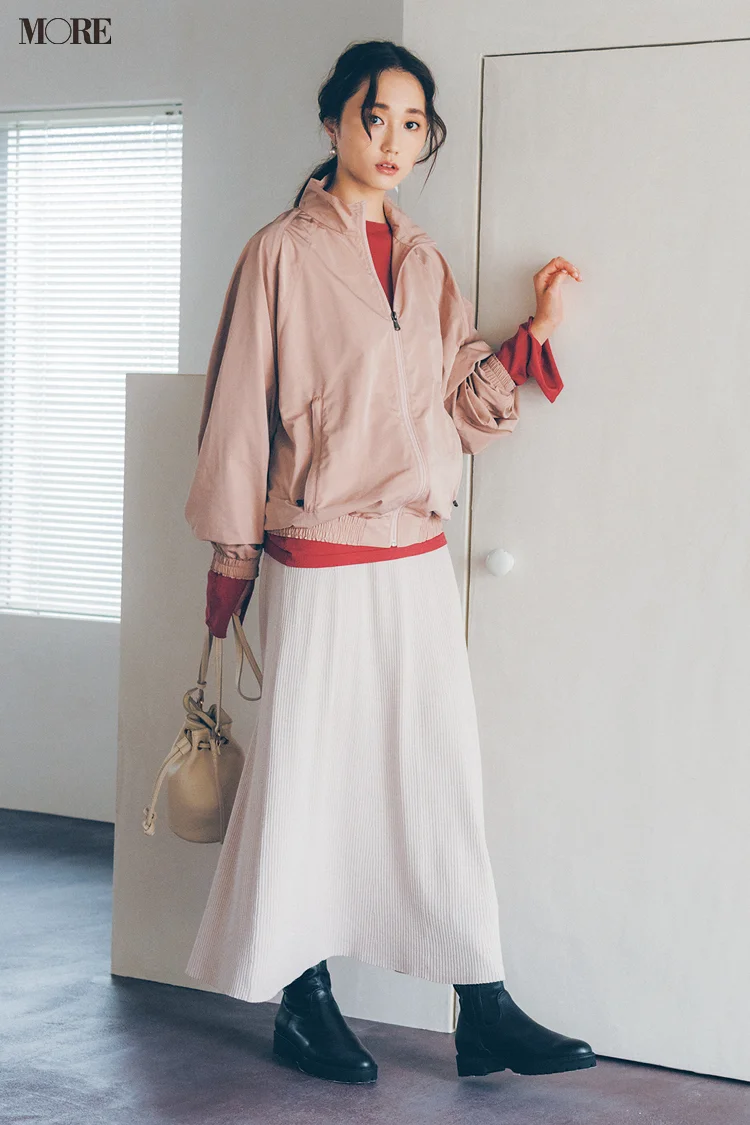 白フレアスカート×くすみピンクのナイロンジャケットコーデの鈴木友菜