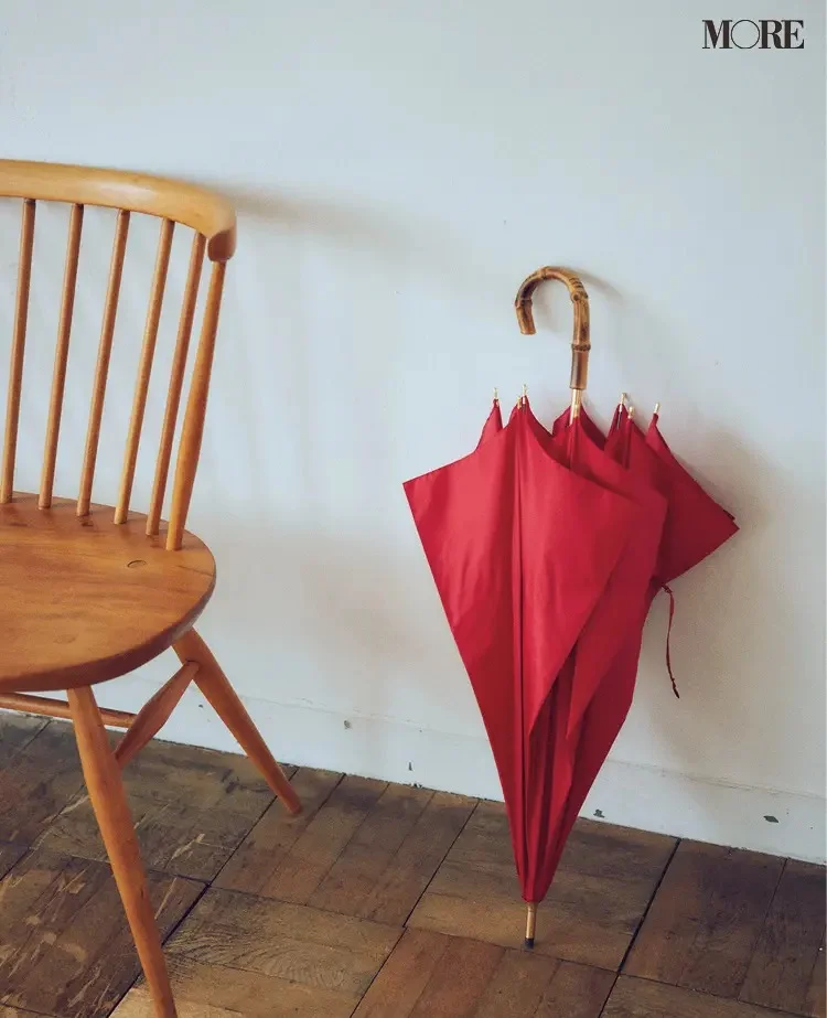 フレンチカジュアルな赤い傘