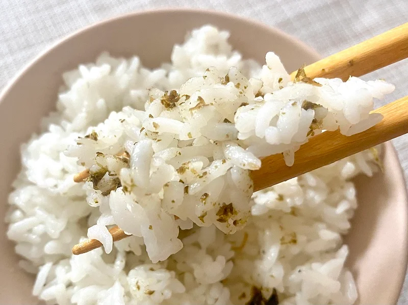 白米と混ぜた島根県「奥出雲山椒ジャコのり 頼むからごはんください。」をお箸でつまんでいる様子
