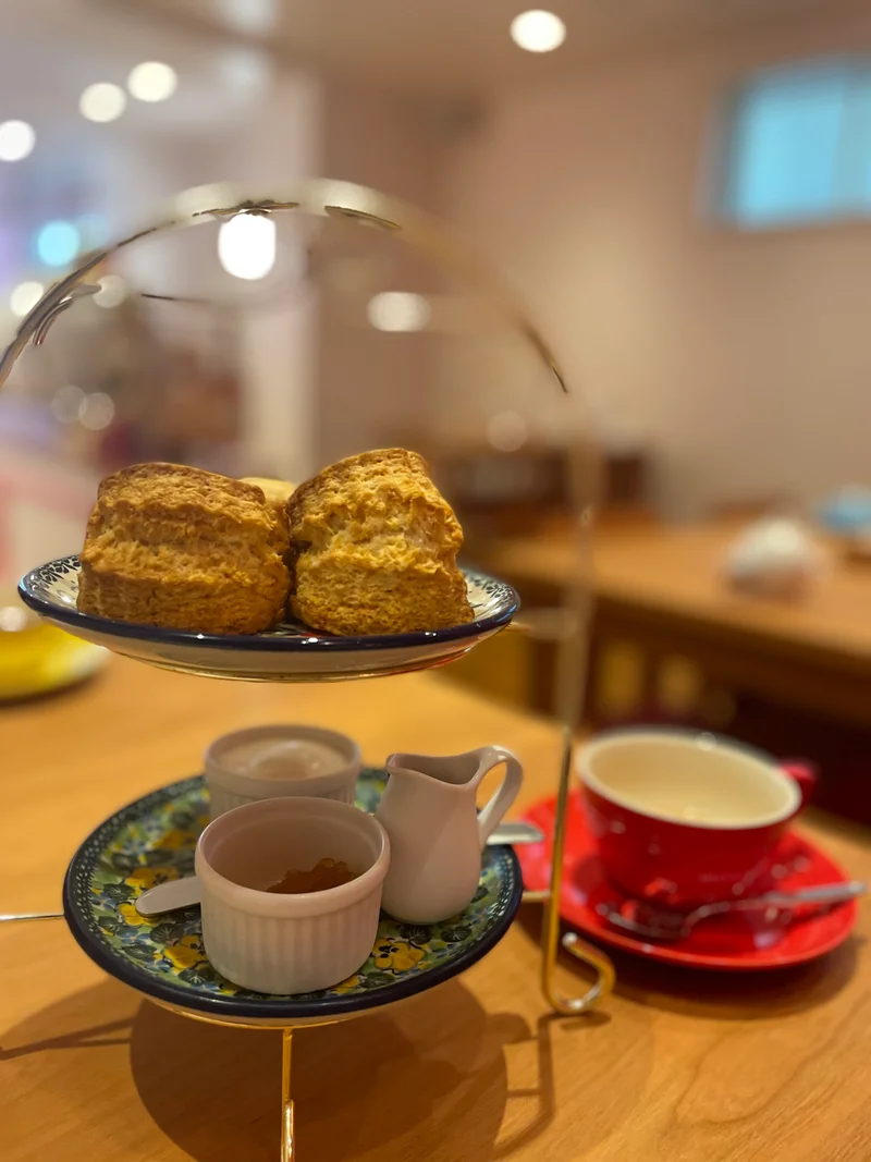 スタンドに乗ったスコーンと隣に紅茶