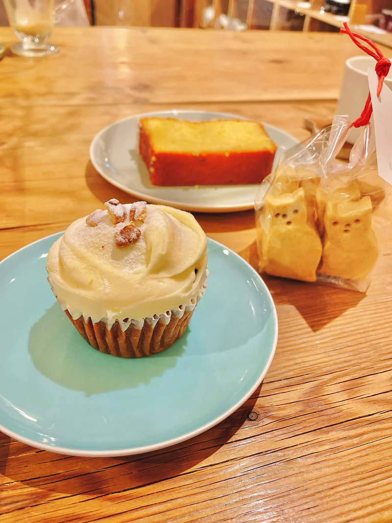 東京・幡ヶ谷にある“Sunday Bake Shop（サンデーベイクショップ）”の上がじゃりっとしたレモンケーキとキャロットケーキ