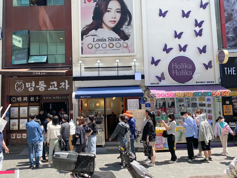 韓国の街角　人気のカルグクス専門店『明洞餃子』にも連日行列が