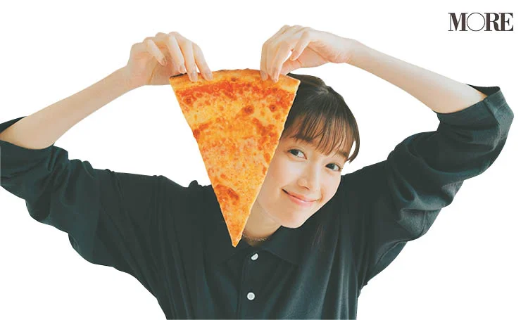 佐藤栞里が岡山県のおすすめお取り寄せグルメ「ALLDAY PIZZA」のスライスピザセットを食べている様子