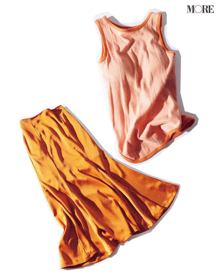 オレンジ色のタンクトップとマーメイドスカート