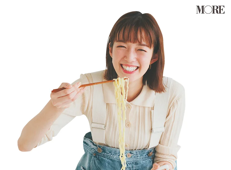 佐藤栞里が福島県のおすすめお取り寄せグルメ「坂内」の喜多方ラーメン を食べている様子