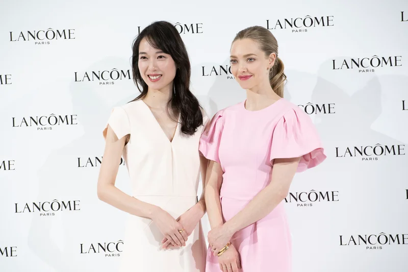 戸田恵梨香さん、アマンダ・サイフリッドさんが『ランコム』新製品発表会に登場！ 美女ふたりが語る、 “美しさ”とは？