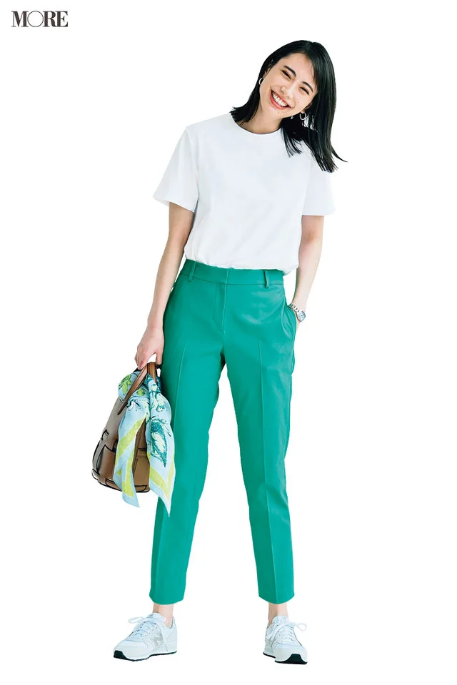 【レディースTシャツコーデ】白Tシャツ×グリーンスティックパンツのコーデ