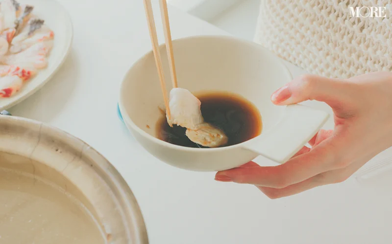 佐藤栞里が佐賀県のおすすめお取り寄せグルメ「渡邉水産」のお刺身鯛しゃぶを食べている様子