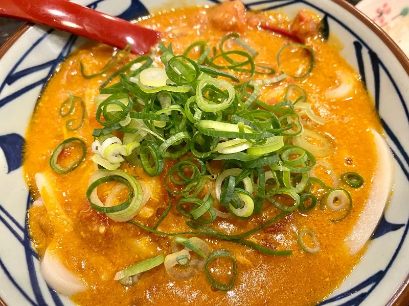 【丸亀製麺】TOKIO・松岡昌宏さんと共同開発した「トマたまカレーうどん」