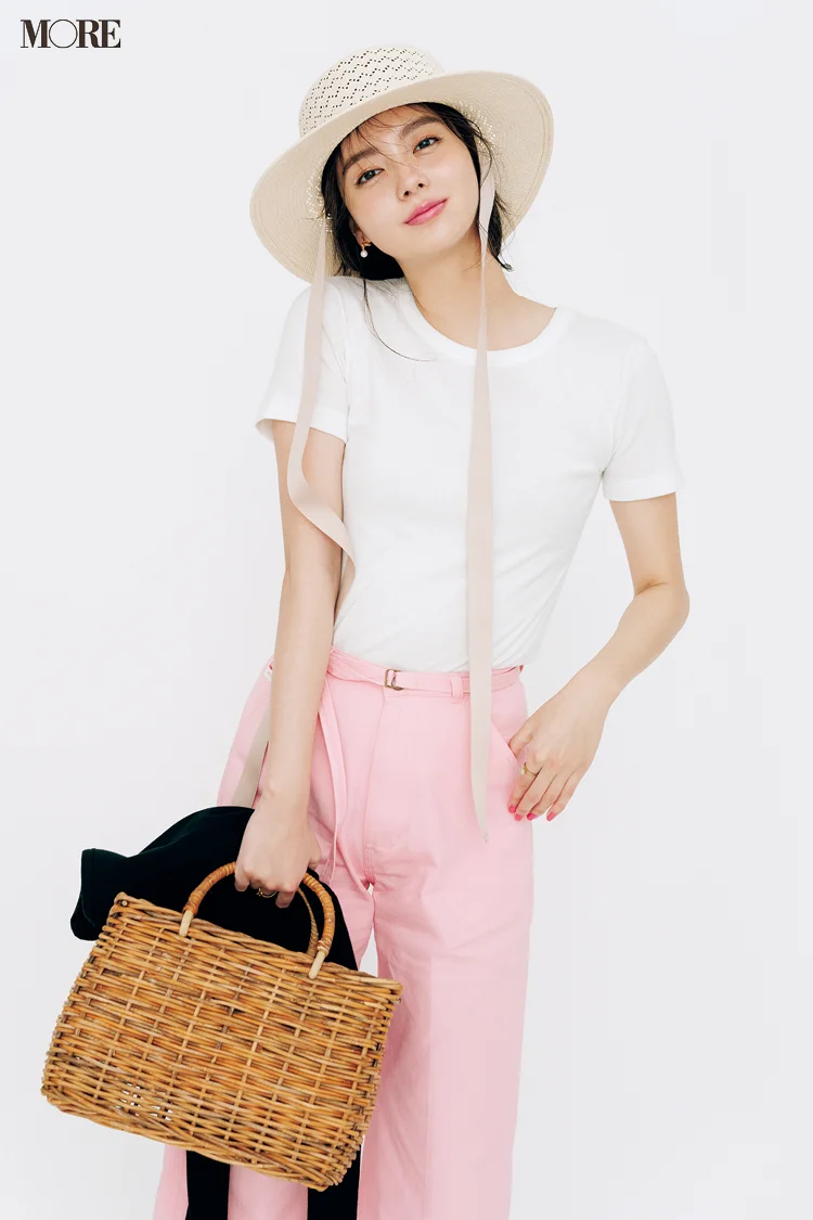 【今日のコーデ】白Tシャツにピンクのパンツを合わせた新川優愛