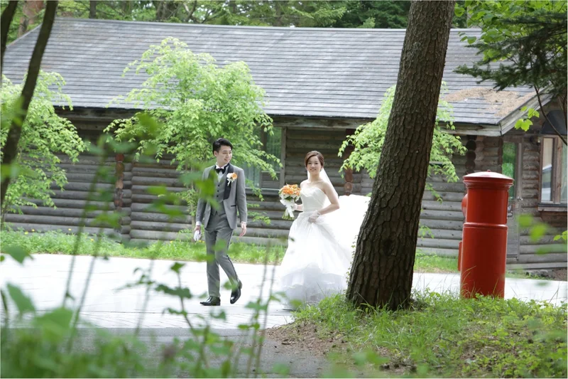 軽井沢高原教会で結婚式をあげる花嫁は幸せの画像_2