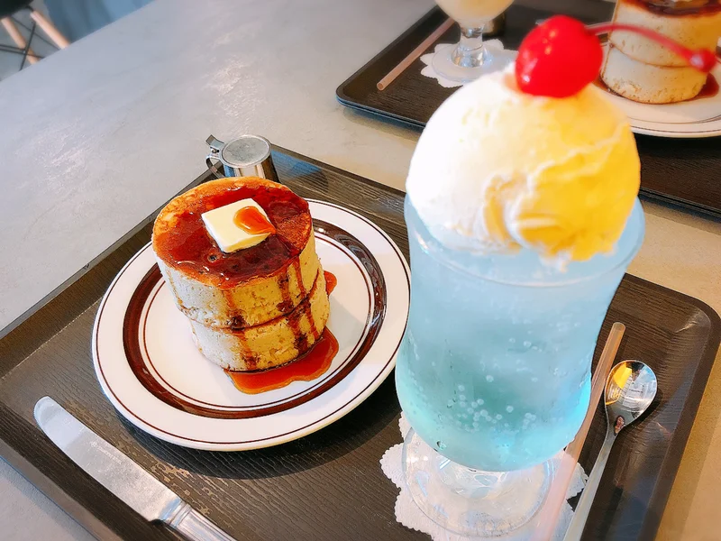 【#静岡】空色クリームソーダとふかふか３Dホットケーキ♡純喫茶風のモダンなカフェ《８COFFEE》