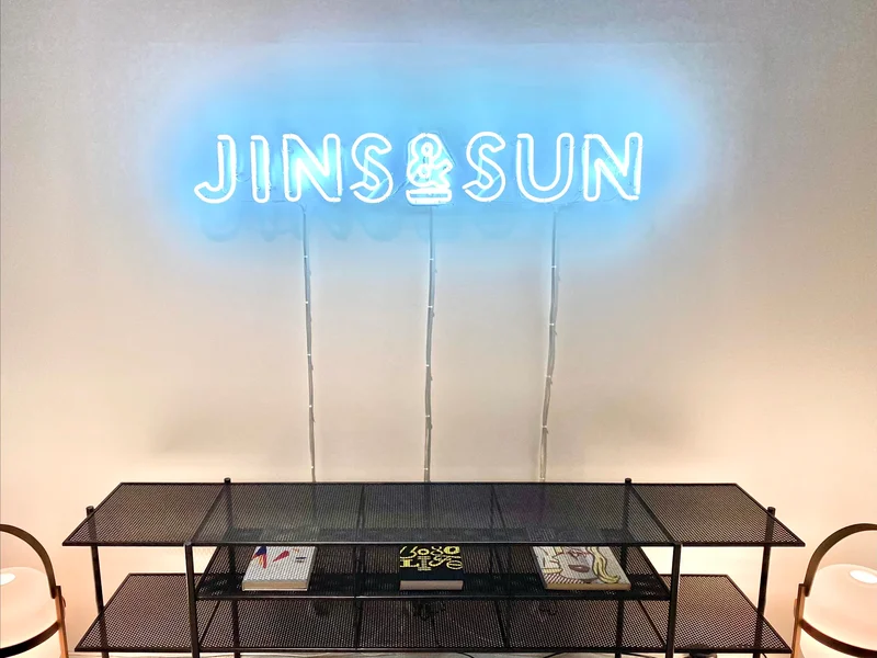 JINS&SUNの展示会会場のネオンサイン