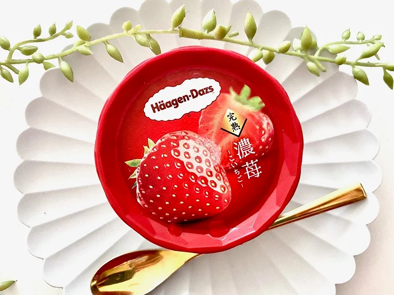 『ハーゲンダッツ』新作ミニカップ「濃苺」のフタをアップで撮影した写真