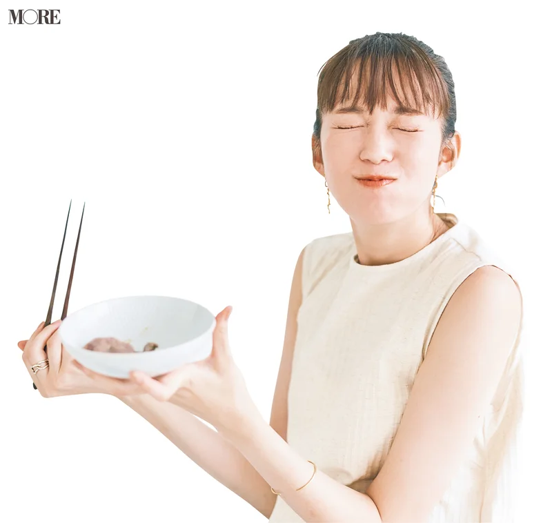 佐藤栞里が島根県のおすすめお取り寄せグルメ「カナール」の本鴨のオイルしゃぶ焼きを食べている様子