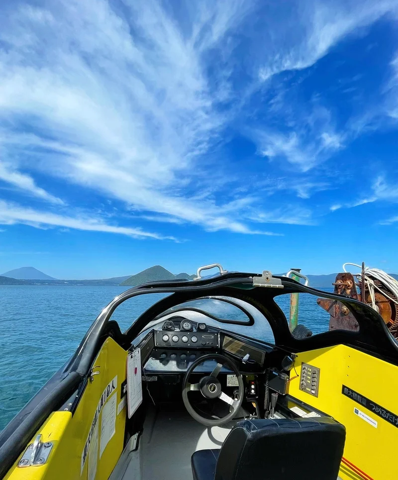 【北海道】スリル満点の貸切モーターボートに乗って洞爺湖の大自然を大冒険！