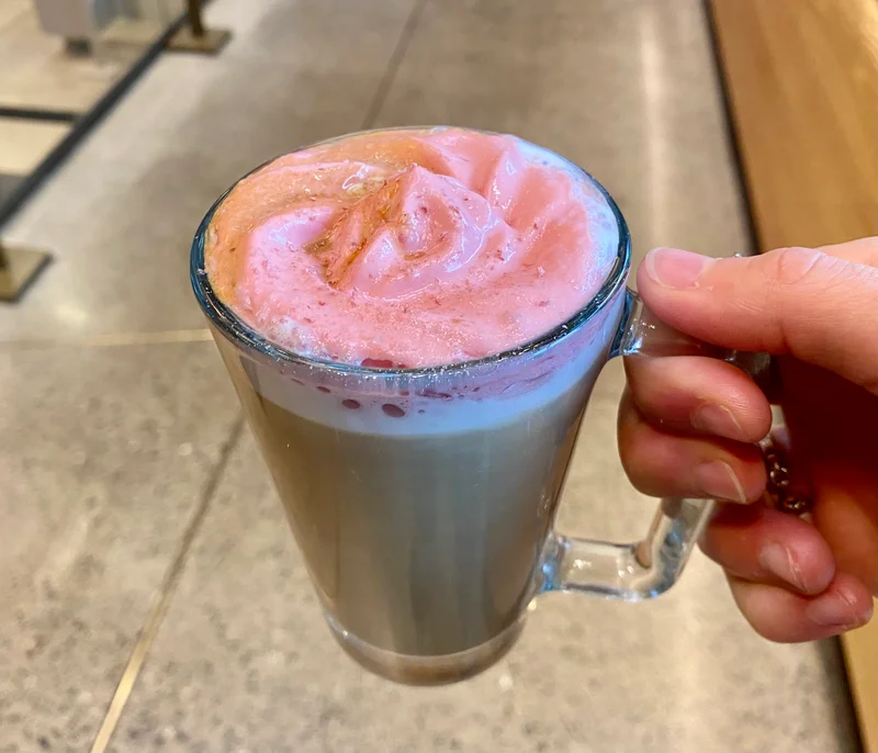 スタバ「さくら マキアート」。ロースタリー東京で販売