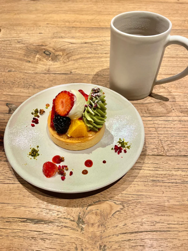 日本橋 コレド室町テラスの新カフェ「guang（グアン）」の「季節のフルーツタルト（クリスマスバージョン）」と「ホーリーバジルと棗（ナツメ）の三年番茶」