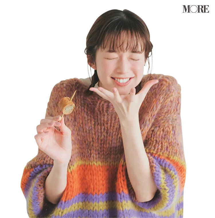 佐藤栞里が福井県のおすすめお取り寄せグルメ「一咲」の串いなりを食べている様子