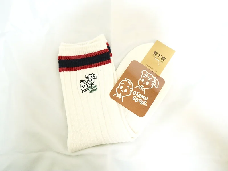 【店舗限定】 トラッドライン刺繍クルー ¥1,650  なんとも言えない可愛さ♡  そしてなによりこの靴下を買うと 必ずステッカーが付いてくるのです！ （タグの下についている茶色のものです）
