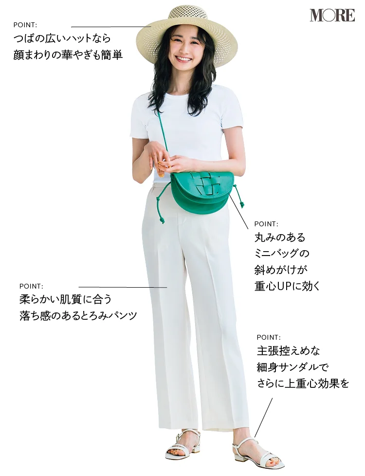 白Tシャツ×白パンツコーデの鈴木友菜
