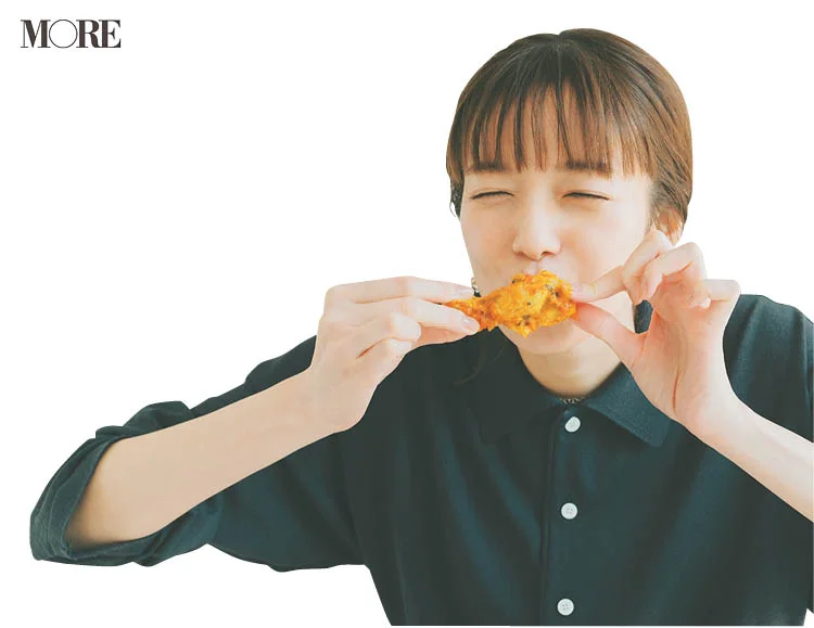 佐藤栞里が岡山県のおすすめお取り寄せグルメ「全感覚スパイス」のスパイスカレーセットを食べている様子