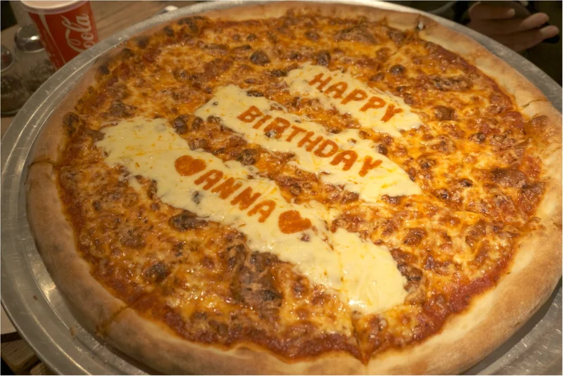 《サプライズは突然に♡》メッセージ入りのピザって見たことある？PIZZA SLICEの【バースデーピザ】が誕生日祝いの新定番‼︎