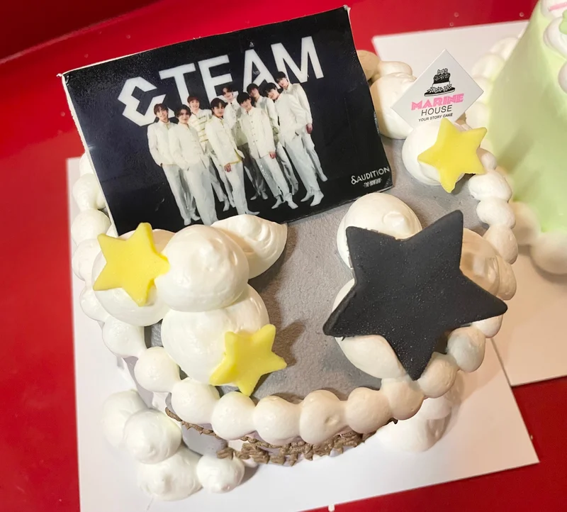 &TEAMのデビューをお祝いするケーキもご用意しました♡