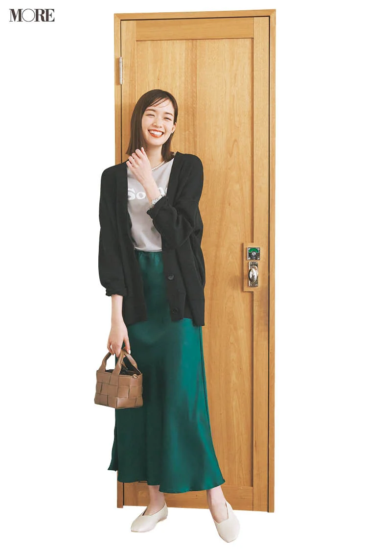 【今日のコーデ】グリーンのサテンスカートにTシャツ＆カーデを合わせた佐藤栞里