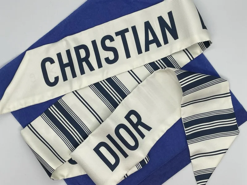 裏面も白地で紺色で「CHRISTIAN DIOR」と大きく書かれている。